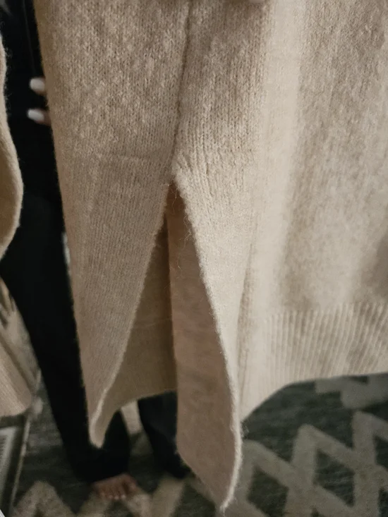 H&M Cream V-Neck Oversized Knit Sweater - Picture 5 of 6